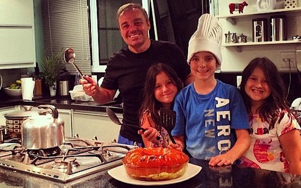 Gugu Liberato prepara bolo com os filhos em foto publicada pelo apresentador no Instagram - Reprodução/Instagram