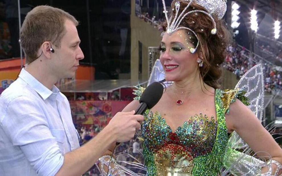 Tiago Leifert pergunta a Christiane Torloni se 'hoje é dia de samba' durante transmissão do Carnaval - Reprodução/TV Globo