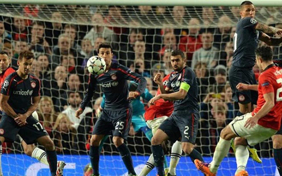 O atacante Robin Van Persie cobra falta e marca seu terceiro gol na vitória do Manchester United - Divulgação/UEFA