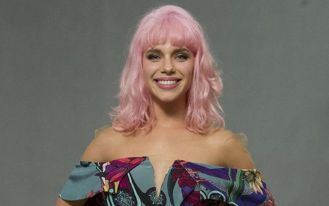 Bruna Linzmeyer de cabelo rosa; antes de colorir os cabelos, atriz posou para campanha de lingerie - Estevam Avellar/TV Globo