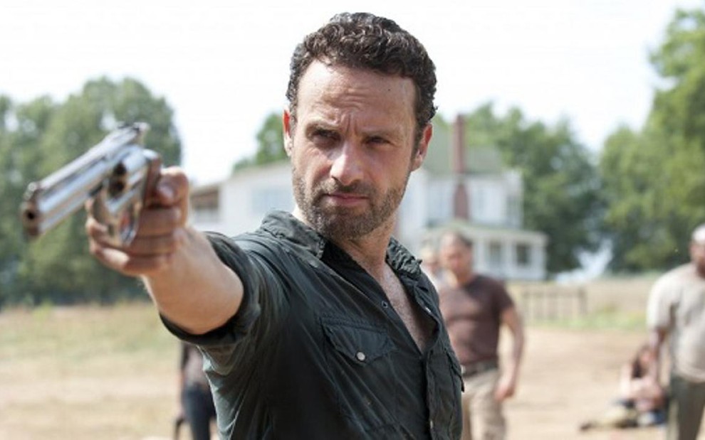 Andrew Lincoln interpreta o policial Rick Grimes em cena da série The Walking Dead - Reprodução