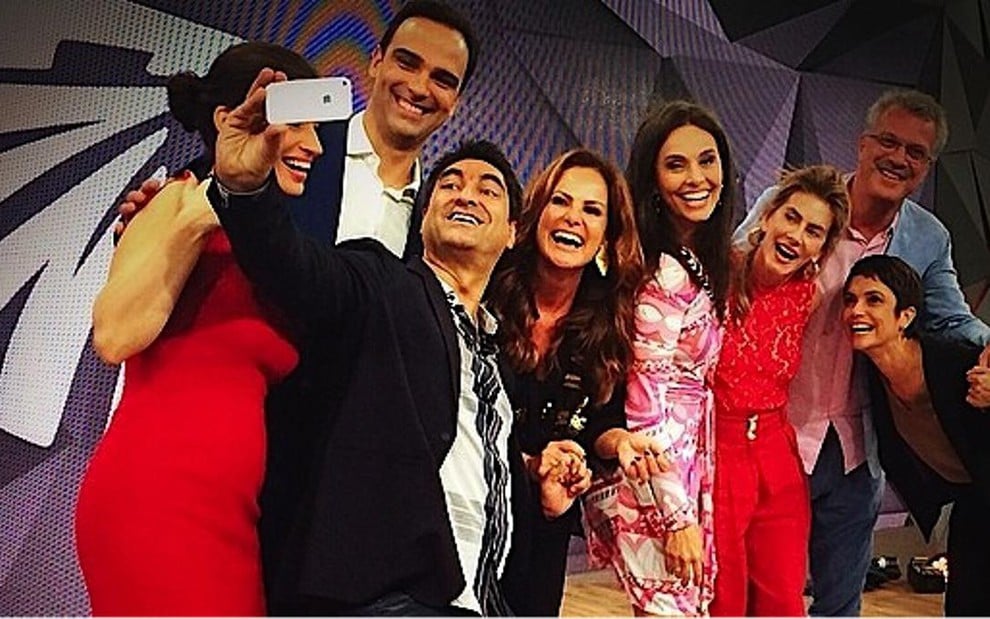 Jornalistas da Globo fazem selfie na festa de inauguração da nova redação-estúdio do Fantástico, na segunda-feira - Reprodução/Instagram