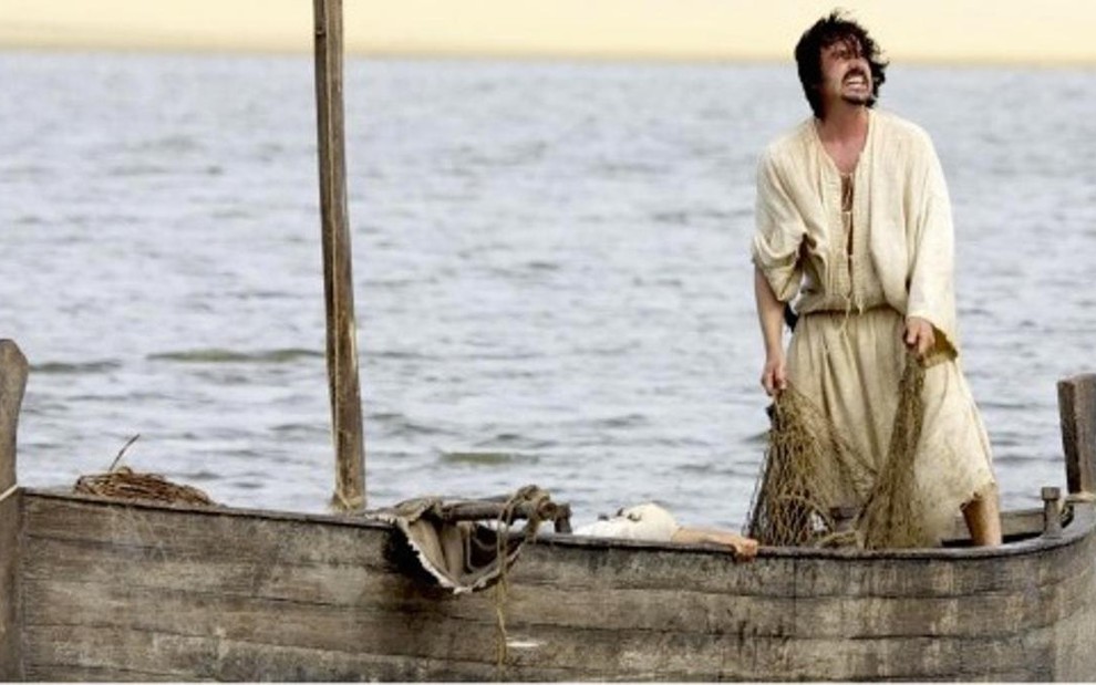 À deriva: o ator Caio Junqueira em cena do primeiro episódio de Milagres de Jesus, da Record - Divulgação/Record