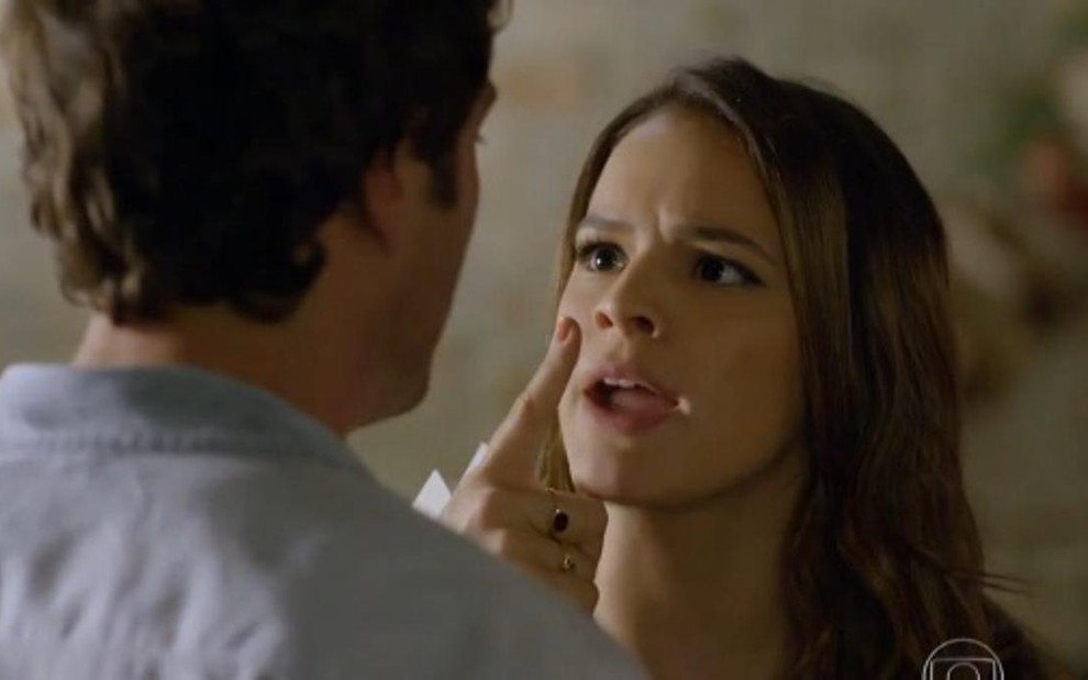 Luiza (Bruna Marquezine) discute com Laerte (Gabriel Braga Nunes) em cena de Em Família - Reprodução/TV Globo