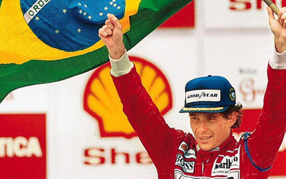 Ayrton Senna ergue bandeira do Brasil no pódio do Grande Prêmio do Brasil, em 1991 - Reprodução