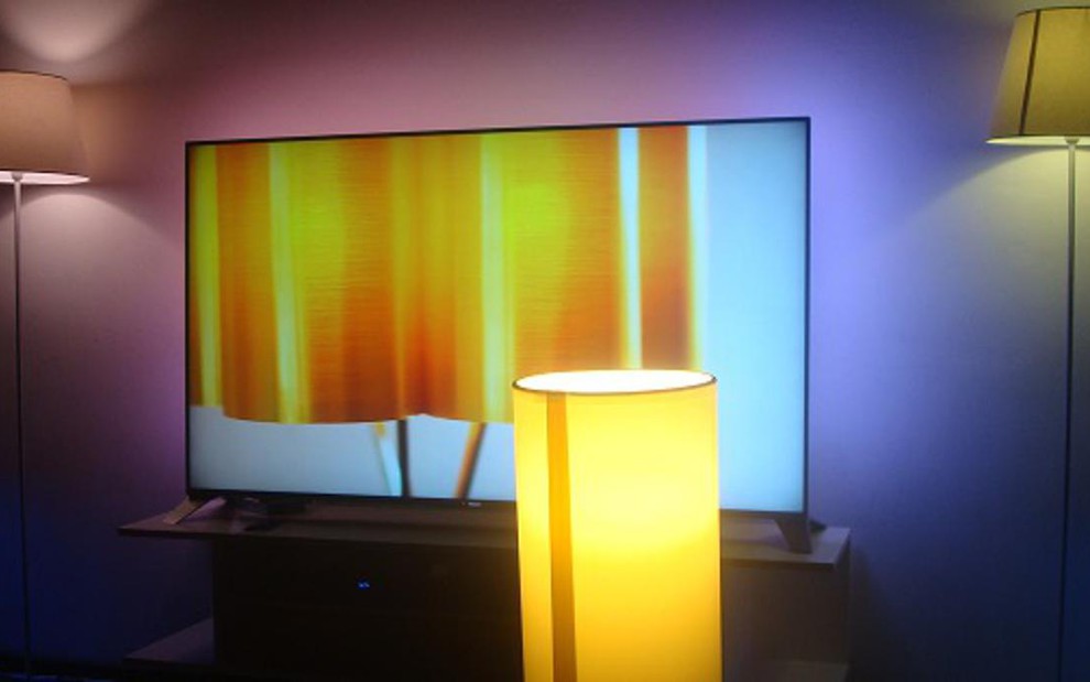 Novas TVs iluminam paredes e mudam a coloração de lâmpadas especiais de acordo com a imagem da tela - Eduardo Bonjoch