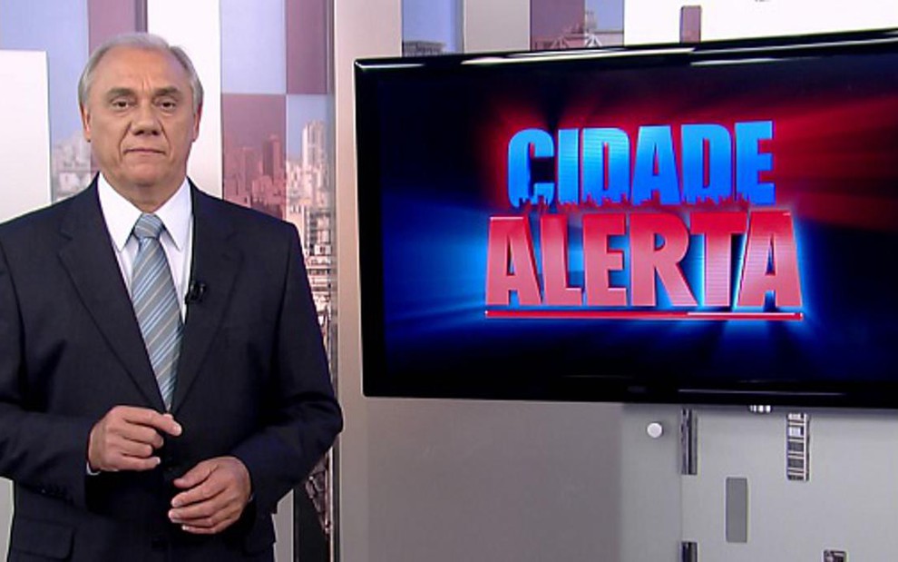 Marcelo Rezende no cenário do Cidade Alerta; apresentador interrompeu cobertura de greve por anúncio - Reprodução/TV Record