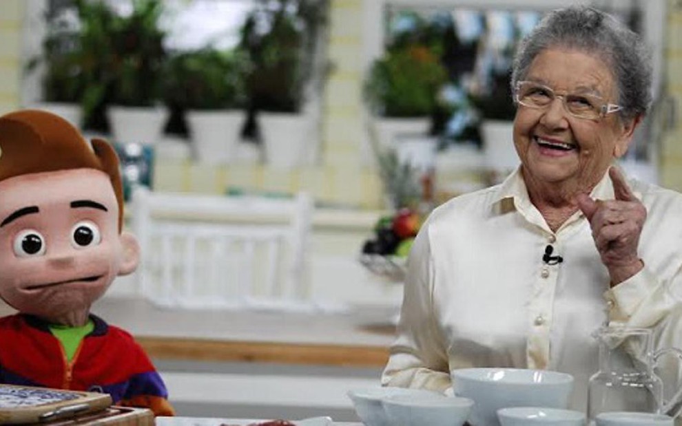 O boneco Guinho e a culinarista Palmirinha Onofre no cenário de seu programa no canal pago Fox Life - Divulgação/Fox Life