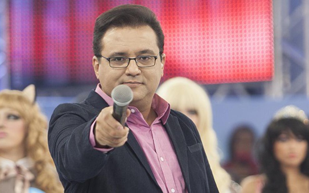 O apresentador Geraldo Luís comanda o Domingo Show na Record; ele diz que Luiz Bacci fez besteira - Edu Moraes/TV Record