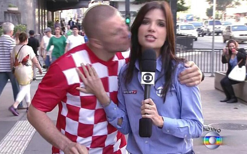 Turista croata beija repórter Sabina Simonato no SP TV 1ª Edição, nesta quinta-feira (12) - Reprodução/TV Globo
