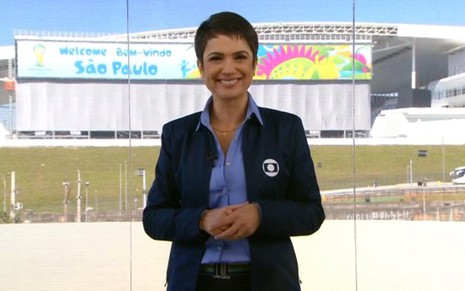 Sandra Annenberg ancora Jornal Hoje em estúdio de vidro em frente à Arena Corinthians, na quinta (12) - Reprodução/TV Globo