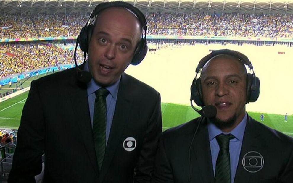 O jornalista Alex Escobar e o ex-jogador Roberto Carlos durante Colômbia x Grécia na Globo - Reprodução