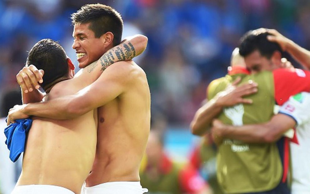 Os jogadores Cristian Gamboa e Oscar Granados comemoram a classificação da Costa Rica diante da Itália - D