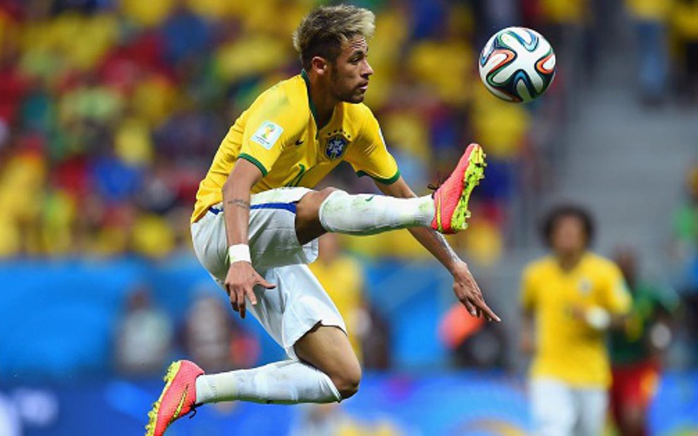 Neymar domina bola contra Camarões, nesta terça (23); jogo rendeu 35,5 pontos à Globo e 9,6 à Band - Divulgação/Fifa