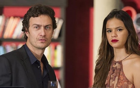 Gabriel Braga Nunes (Laerte) e Bruna Marquezine (Luiza) em cena de Em Família, da Globo - ESTEVAM AVELLAR/TV GLOBO