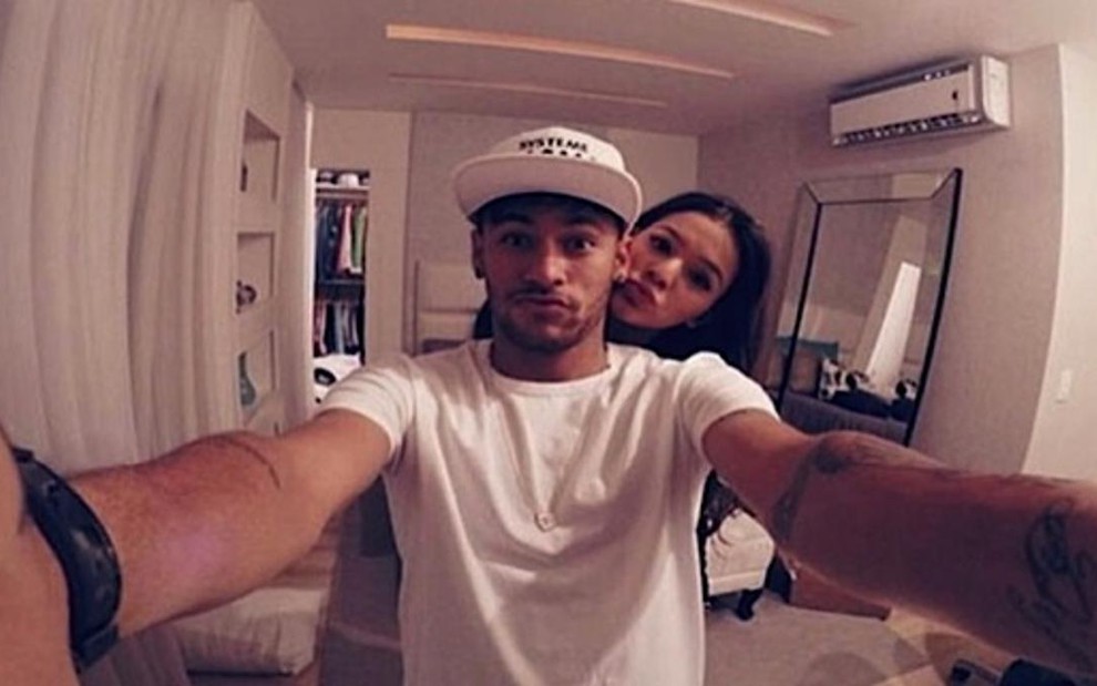 O craque Neymar com a namorada Bruna Marquezine, que grava as últimas cenas de Em Família - Reprodução/Instagram