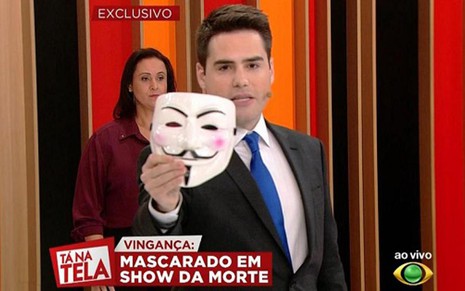 Luiz Bacci exibe máscara semelhante à usada por anônimo no último show de Mc Daleste, morto em 2013 - Reprodução/Band