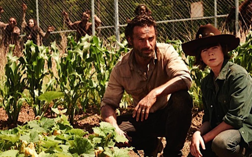 Andrew Lincoln e Chandler Riggs em cena de The Walking Dead, série disponível em vídeo on demand - Divulgação/AMC