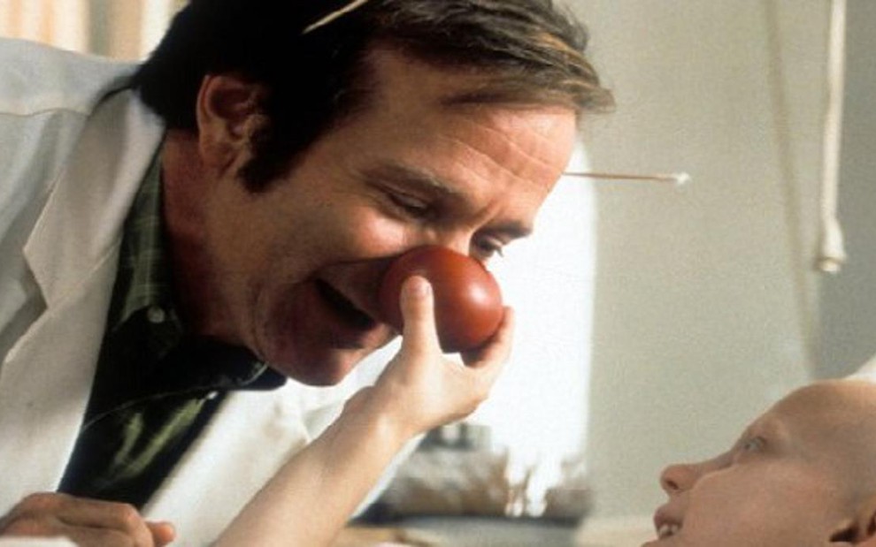 Robin Williams em cena de Patch Adams (1998); Record exibiu filme em homenagem ao ator - Divulgação/Universal