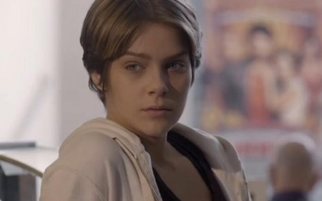 Karina (Isabella Santoni) descobre que Pedro (Rafael Vitti) falou mal dela pelas costas e fica chateada - Reprodução/TV Globo