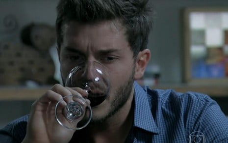Leonardo (Klebber Toledo) bebe vinho batizado por Robertão (Rômulo Neto) em Império - Reprodução/TV Globo