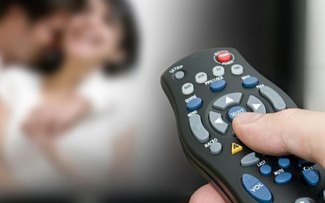 Telespectador sintoniza televisor com controle remoto; TV paga ultrapassa 19 milhões de assinantes - Reprodução