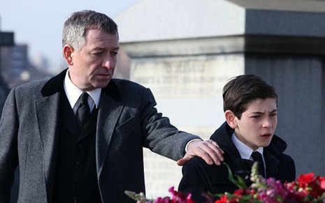O ator Sean Pertwee (Alfred) consola David Mazouz (Bruce Wayne) em cena do primeiro episódio de Gotham - Divulgação/Fox