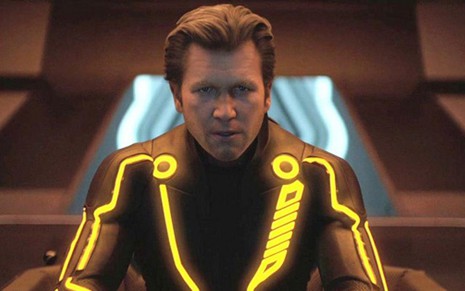 O ator Jeff Bridges rejuvenescido 18 anos no papel do programador Kevin Flynn no filme Tron: o Legado - Divulgação/Walt Disney Pictures