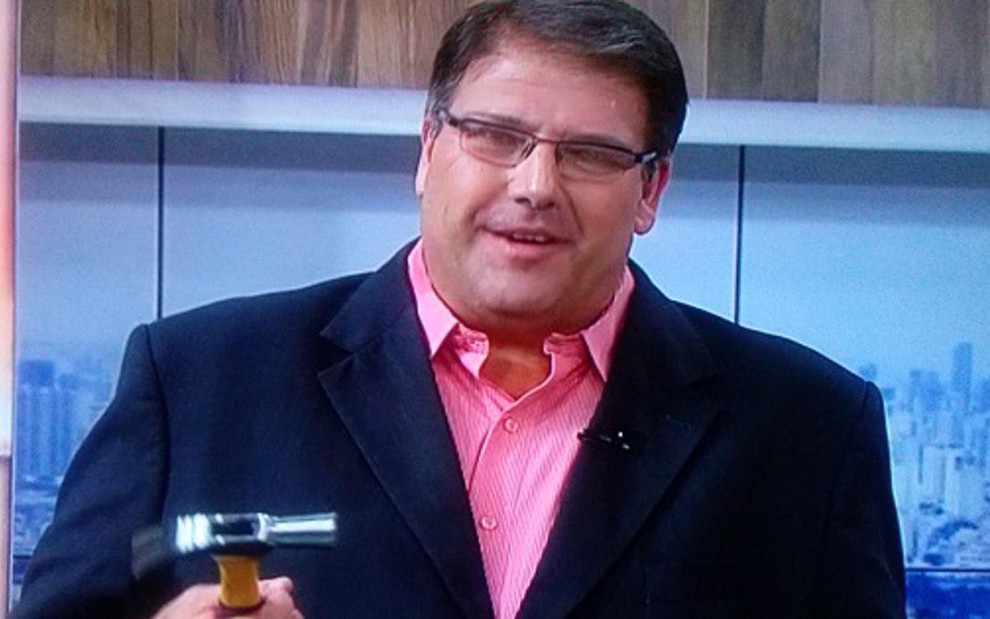 O apresentador Luciano Faccioli segura martelo para quebrar prato com a foto de José Luiz Datena - Reprodução/TV Gazeta