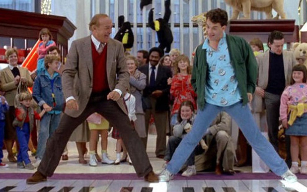 Os atores Robert Loggia e Tom Hanks tocam teclado com os pés em cena do filme Quero Ser Grande - Divulgação/Fox