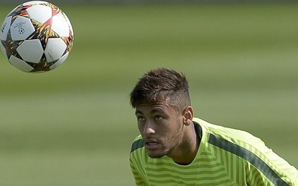 O atacante Neymar durante treino pelo Barcelona; craque comprou dois apartamentos por R$ 8 milhões - Divulgação/UEFA