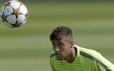 O atacante Neymar durante treino pelo Barcelona; craque comprou dois apartamentos por R$ 8 milhões - Divulgação/UEFA