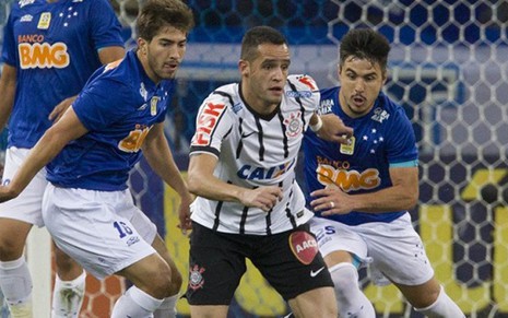 O meia Renato Augusto, do Corinthians, é marcado por dois cruzeirenses em jogo do Campeonato Brasileiro - Daniel Augusto Jr./Ag. Corinthians