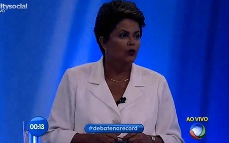 Dilma Rousseff durante queda de luz no debate da Record do último domingo  - Reprodução/Twitter