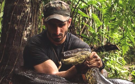 O explorador Paul Rosolie segura anaconda que o engoliu em especial do canal Discovery - Reprodução/Twitter