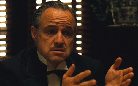 Marlon Brando interpreta o mafioso Don Vito Corleone no filme O Poderoso Chefão (1972) - Reprodução