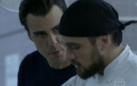 Joaquim Lopes e Rafael Cardoso em cena de Império; na novela, Enrico vai sabotar restaurante - Reprodução/TV Globo