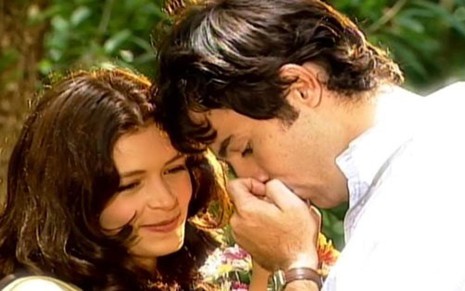 Bianca Castanho e Claudio Lins em cena da novela Esmeralda (2004), reprisada pelo SBT - Reprodução/SBT