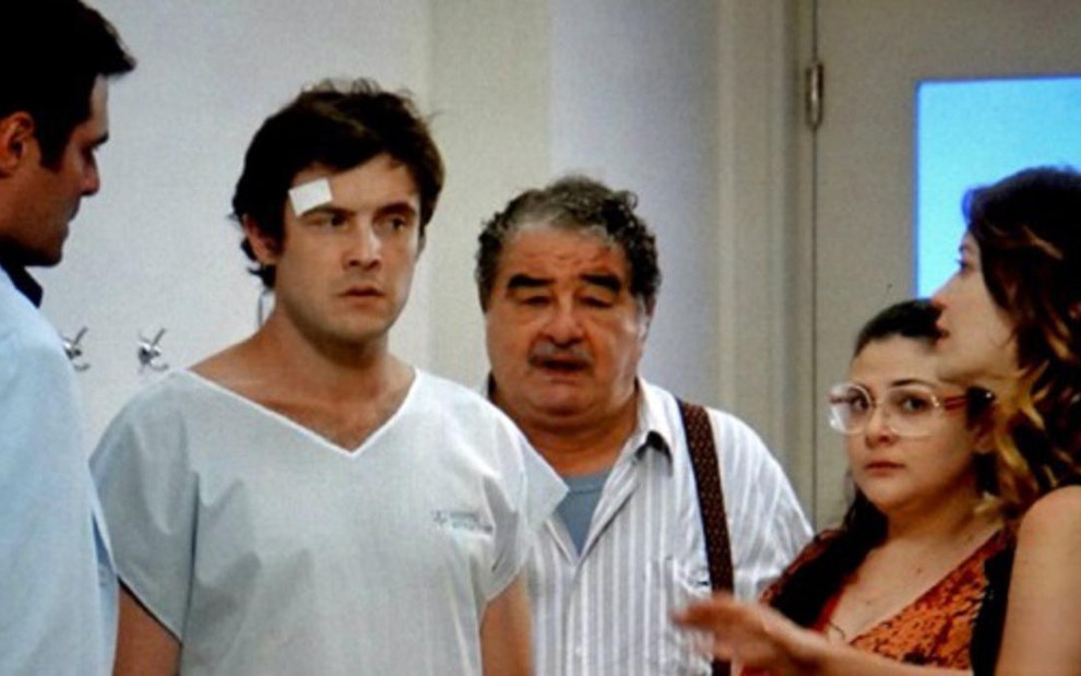 O ator Sérgio Guizé (segundo à esquerda) em cena de Alto Astral, novela das sete da Globo - Reprodução/TV GLOBO
