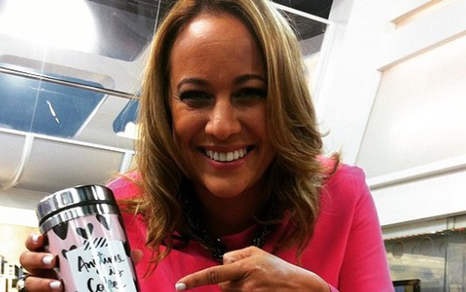 A apresentadora Renata Alves segura copo cor-de-rosa nos bastidores do Hoje Em Dia, da Record - Reprodução