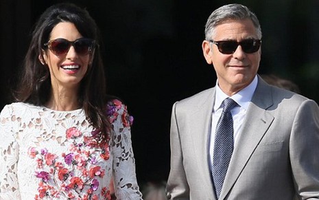 A advogada Amal Alamuddin ao lado do marido, o ator George Clooney; casal prepara 'quarto do pânico' - Reprodução