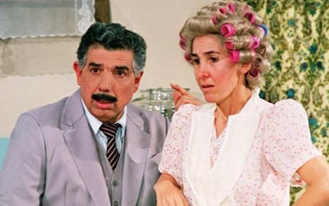 Os atores Rubén Aguirre e Florinda Meza em gravação de Chaves, no final dos anos 1980 - Reprodução