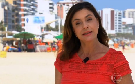 A jornalista Mônica Sanches grava na praia de Ipanema para o Globo Repórter sobre o Rio de Janeiro - Reprodução/TV Globo