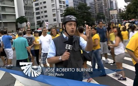 O jornalista José Roberto Burnier grava reportagem com capacete e colete na rua da Consolação, em SP - Reprodução/TV Globo