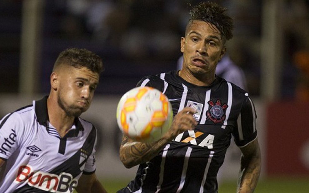 O atacante corintiano Paolo Guerrero disputa bola com jogador do Danubio pela Libertadores, na terça (17) - Daniel Augusto Jr./Ag. Corinthians