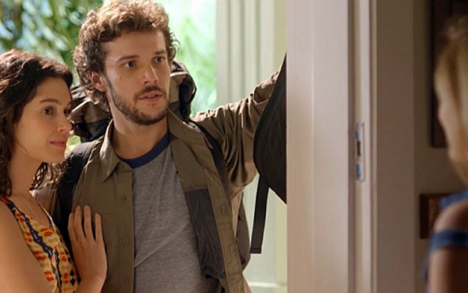 Júlia (à direita) vê Pedro pela primeira vez com a namorada, Taís, em cena de Sete Vidas - Reprodução/TV Globo