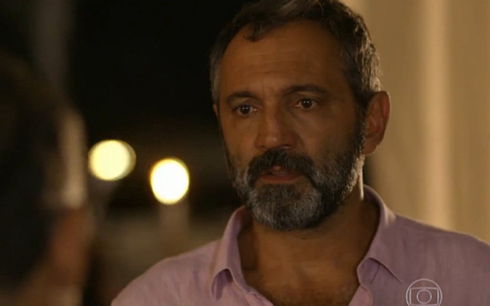 Miguel (Domingos Montagner) na cena em que conhece Vicente (Ângelo Antônio), mas não revela identidade - Reprodução/TV Globo