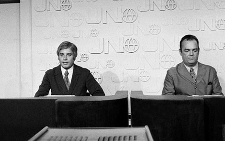 Cid Moreira e Hilton Gomes no Jornal Nacional em 1969, quando o telejornal estreou na Globo - Reprodução/Memória Globo