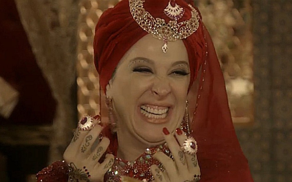 Samantha (Claudia Raia) aparecerá rica em um palácio luxuoso no último capítulo de Alto Astral - Fotos: Reprodução/TV Globo