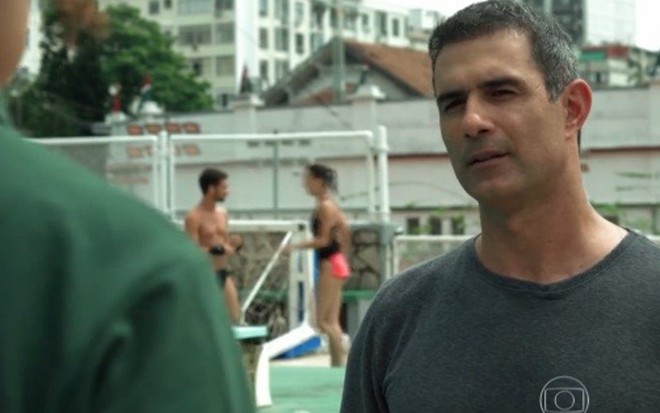 O ator Marcos Pasquim (Carlos Alberto) contracena com Marcello Melo na novela Babilônia, da Globo - Reprodução/TV Globo
